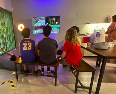 Niños juegan en consola retro en un cumpleaños en VRINKA