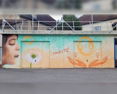 Fresque colorée peinte sur mur extérieur dans une cour de collège