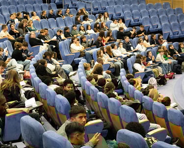 Discours de remerciements, beaucoup de monde dans les gradins centre de conférence du crédit agricol