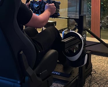 Lenktynių simuliatorius su sportiniu vairu, pedalais ir lenktynių sėdyne