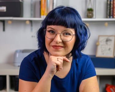 Kristin Chmielewski - Portrait einer jungen Frag im blauen Shirt und blauen Haaren
