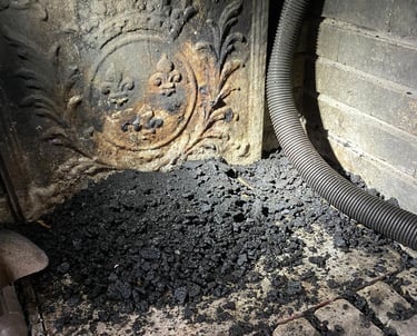 Ramonage de cheminée, très goudronné.