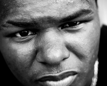 Portrait jeune homme noir menaçant
