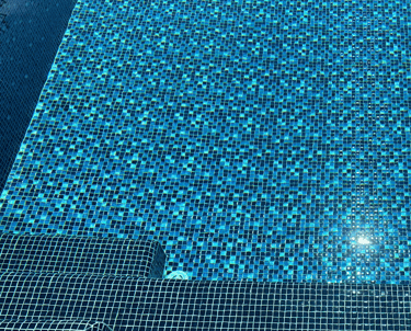 Individuelles Glasmosaik für den Pool Gestalte deinen Pool mit einem einzigartigen Glasmosaik!