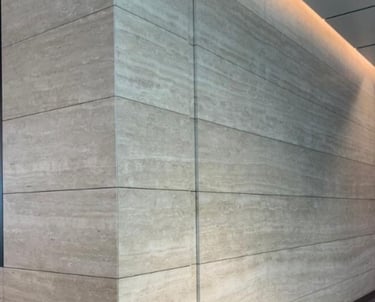 Trawertyn na ścianę klasyczny brąz włoski kamień naturalny