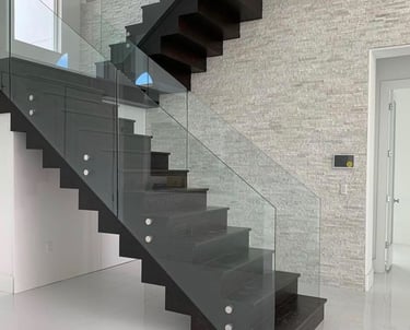escalera con barandilla cristal moderna