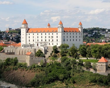 Vista panorámica del Castillo de Bratislava, imponente edificio blanco