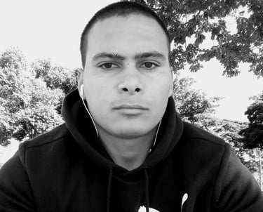 Homem olhando sério