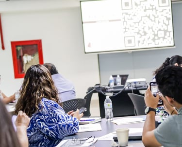 Servidores públicos y ciudadanos participando en mesas de cocreación de gobienro abierto.
