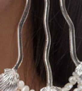 uma mulher com um brinco grande da coleção raizes