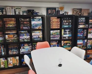 Armoires et rangements remplis de boîtes de jeux de société pour un cadre professionnel ou privé