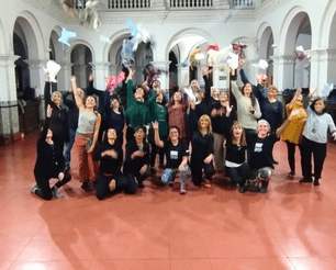 Estudiantes de Noelia sonriendo y lanzando pañuelos al aire al finalizar la clase