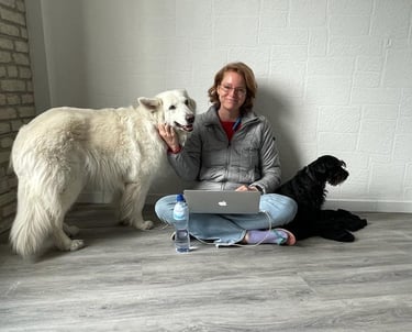 Flavia working upon arrival in an empty apartment in good company