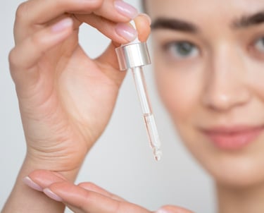 Vrouw met retinol buisje vast