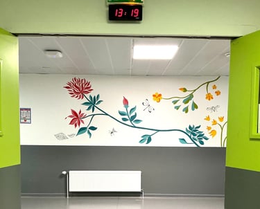Fresque murale mur maternité hôpital CHU Caen Normandie motif floral sur-mesure coloré peinture