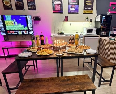 Mesa con tarta y bebidas