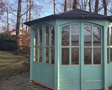 Maßgefertigter Holz-Pavillon in Türkis mit großen Sprossenfenstern und Kupferdach direkt am Seeufer am Ammersee.