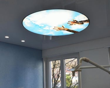 Spanndecke mit Lichtmodule - Arztpraxis 