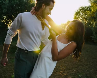 Couple qui s'amuse en provence durant le coucher du soleil