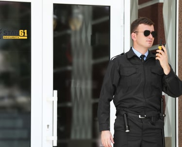 Sicherheitsmitarbeiter mit Funkgerät vor Eingang – Werkschutz Schweiz von Star61