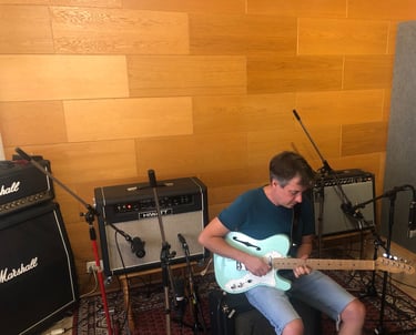 Guitariste en production d'album au Fil's HOUSE Studio
