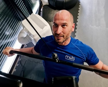 Personal trainer em Braga durante sessão de treino presencial com aluno