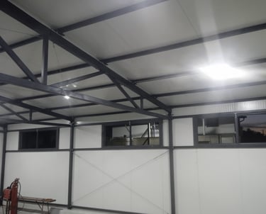 Unutrašnjost proizvodne hale, celicne konstrukcije, Beograd, Kragujevac