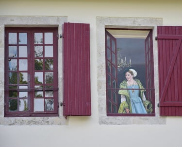 Trompe-l'oeil peint sur une fenêtre murée, personnage en costume d'époque à une fenêtre ouverte.