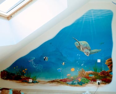 Cette fresque murale pour chambre d'enfant, représente un fond marin, univers coloré et apaisant.