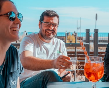 Clientes brindando y disfrutando del buen ambiente en la terraza de Santa Lola Badalona