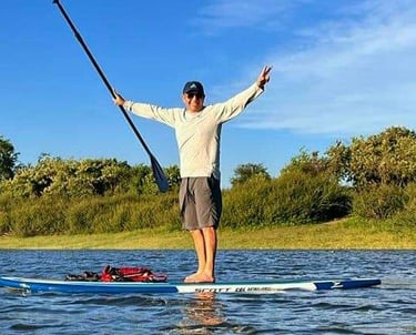 fundador de hopaki disfrutando de la naturaleza en una tabla de padle board
