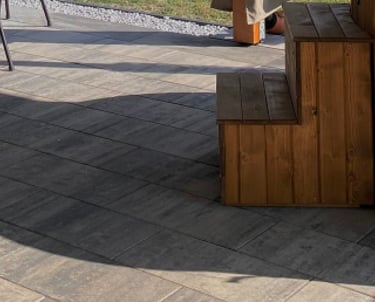 Zadaszony taras na którym widać stół z krzesłami i gorącą balie