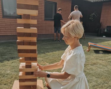 XXL Jenga su užduotimis žaidimas – žaidimų nuoma Klaipėdoje.