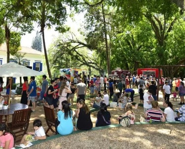 Pessoas curtindo o evento na praça