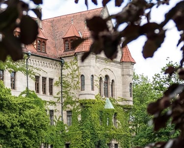 Schloss Faber-Castell in Stein mit bewachsener Fassade und Blick über die Parkanlage