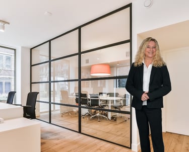 Anja Borchert schwarzer Anzug im Büro für Ärztevermittlung Doc Connect