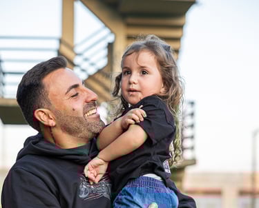 murilo e sua filha maria usando roupas da loja