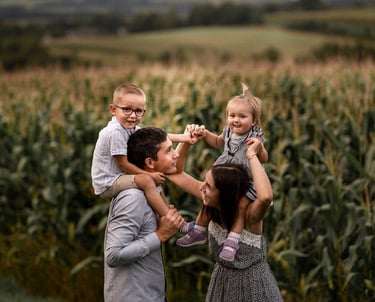 Rodzinny spacer w świetle zachodzącego słońca sesja Andrychów.