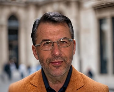 Jan Weihs, założyciel i Chief Financial Officer firmy Weihs, w marynarce na tle budynku.