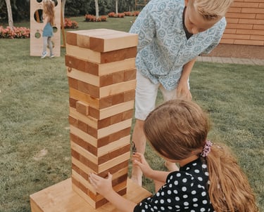 XXL Jenga su užduotimis žaidimas – žaidimų nuoma Klaipėdoje.