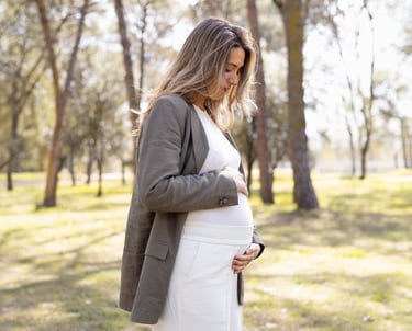 Sessió de fotos d'embaràs a Girona amb una dona embarassada en un entorn natural exterior