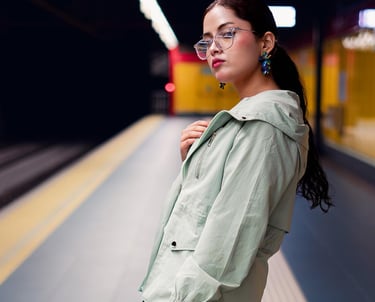 Rashell Campos, mujer hermosa posando con una falda chaqueta verde y cartera en el metro Quito