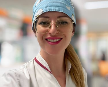 Aurora Travaini asistente virtual y community manager especializada en clínica dental con uniforme