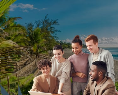 groupe de personne  avec en arrière plan la plage 