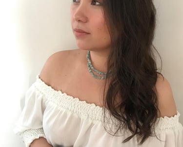 mulher com um colar feito de pequenas lascas de cristais verde esmeralda