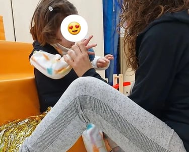 una niña en fisioterapia con el traje MiSara Hug my Body