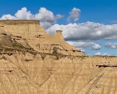 Vista panorámica del cabezo del Hermanito de Piskerra en las Bardenas Reales.