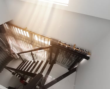 tangga utama dengan railing kaca