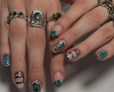 Gelinio lakavimo nagai su žaliu atspalviu