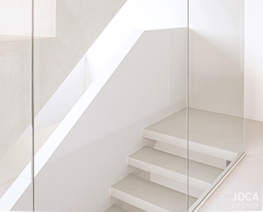 Trappen bekleed in Microtopping door Joca Interior